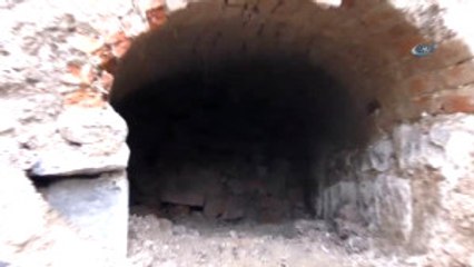 Rus General'in Tabutunun Bulunduğu Alanda Askeri Bot ve Elbiseler ile Gömülü İskeletlere Rastlandı