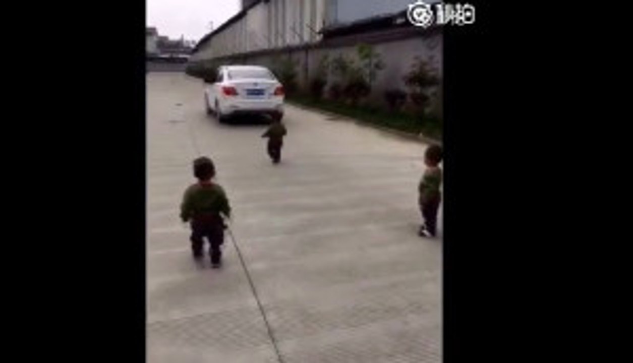 İşe Giden Babalarından Ayrılmak İstemeyen Üçüzler Dailymotion Video