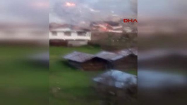 Çorum'un Kargı Ilçesi'nde Köyde Yangın Çıktı 50'ye Yakın Ev Yandı-1