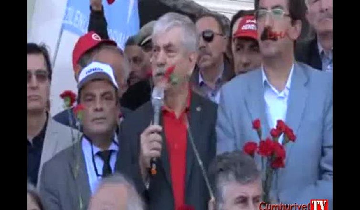 1 Mayıs 1977'de Taksim'de katledilen işçiler anıldı