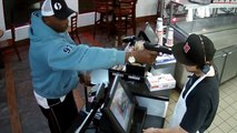 Un braqueur menace un employé avec son arme