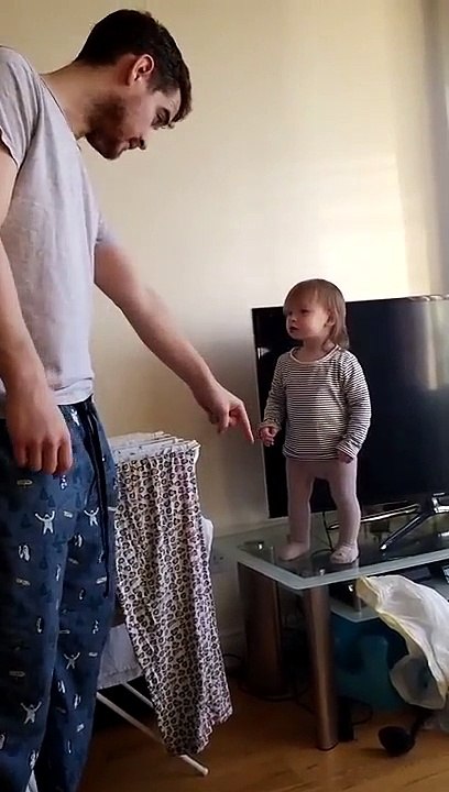 Cette fillette ne veut PAS descendre de la table