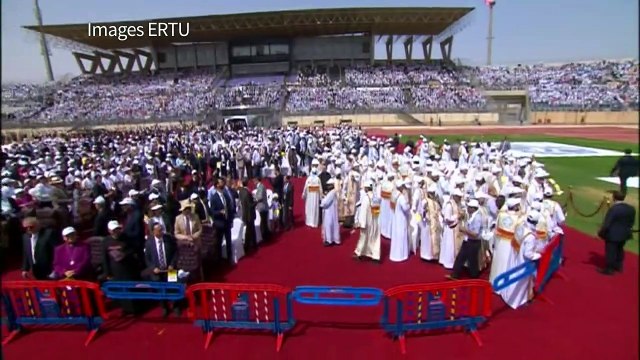 Egypte: le pape célèbre une messe pour des milliers de fidèles