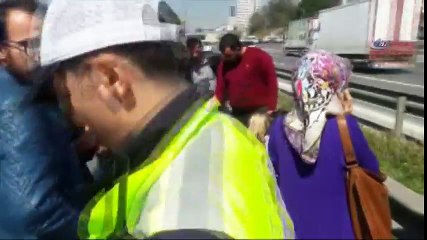 Yola Uçan Evrağını Almaya Çalışırken Araç Çarptı