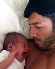 Guardate questo papà come fa smettere di piangere il proprio bambino