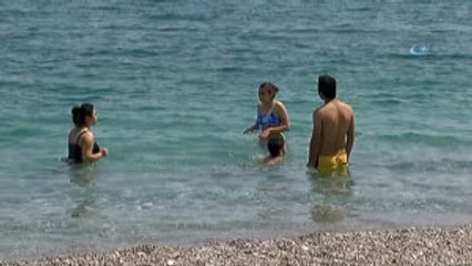 Antalya'da Sıcak Havadan Bunalanlar Sahillere Akın Etti