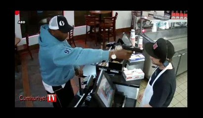 Soygun dehşeti kamerada: Kafasına silah dayalıyken bile...