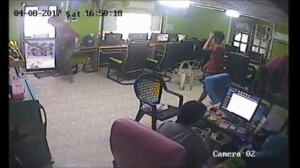 Kardeş hadi o yılan sokmaya çalışıyor da sen niye çocuğa uçan tekme atıyorsun-