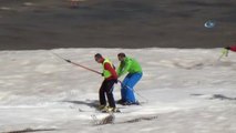 Hakkari'de Valilik Kupası Kayak Yarışması Düzenlendi
