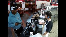 Le caissier d'un fast food très calme face à un braqueur (Kansas City)