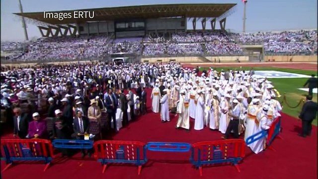 Egypte: le pape célèbre une messe pour des milliers de fidèles