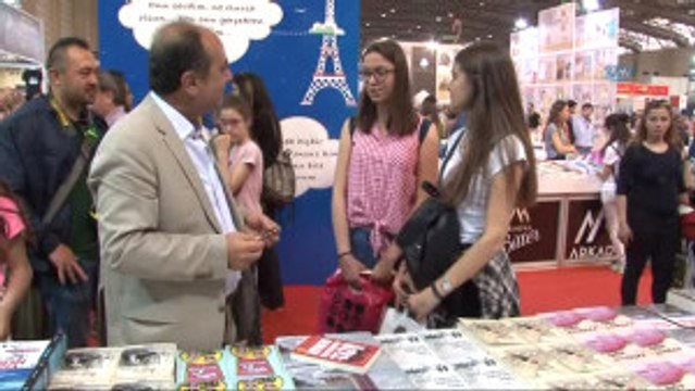 Yazar ve Emekli Polis Ercan Ersoy Kitap Fuarı'nda Okurlarıyla Buluştu