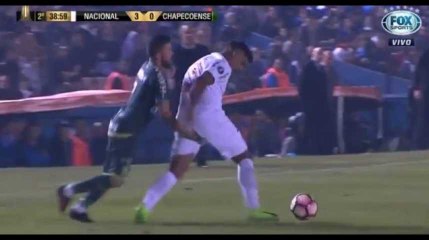 Un joueur de l'équipe de Chapecoense met une main aux fesses de son adversaire (vidéo)