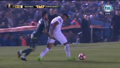 Un joueur brésilien se prend un carton rouge pour une main au cul...