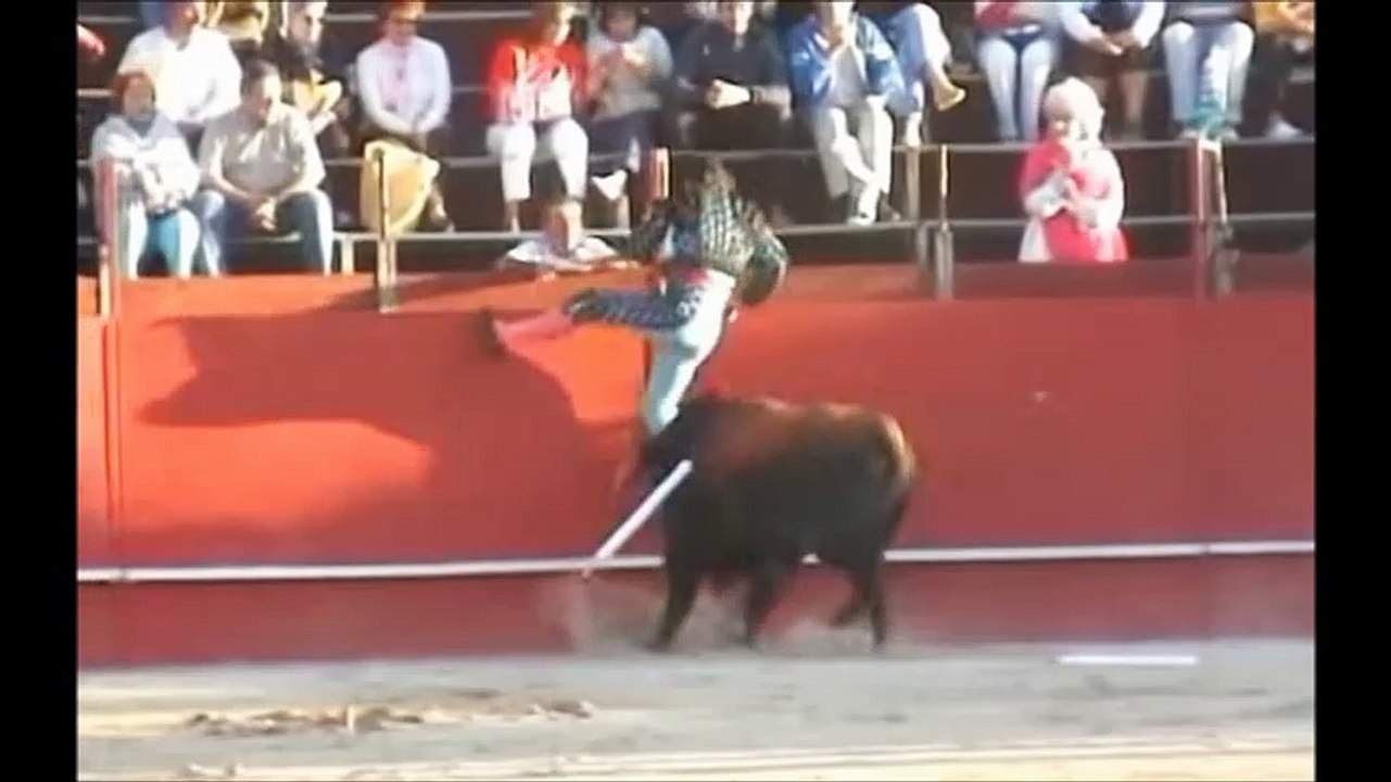 IMPRESIONANTE !!!!  TOROS 2017 con SUSTOS y COGIDAS. AMBIENTAZOOO, bullfighting festival Crazy bull attack people #312