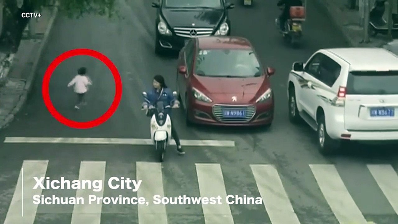 Ce gamin se fait rouler dessus par une voiture mais survit malgré tout