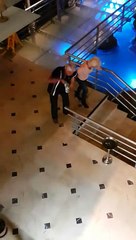Un couple de retraités complètement saoul tente de descendre un escalier !
