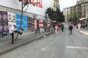 Taksim Esnafı Müşteri Bulamayınca Top Oynadı, Turistler Hakemlik Yaptı