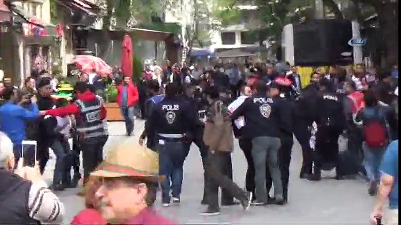 1 Mayıs Eyleminde Turistler Bariyerlerin Arasında Kaldı