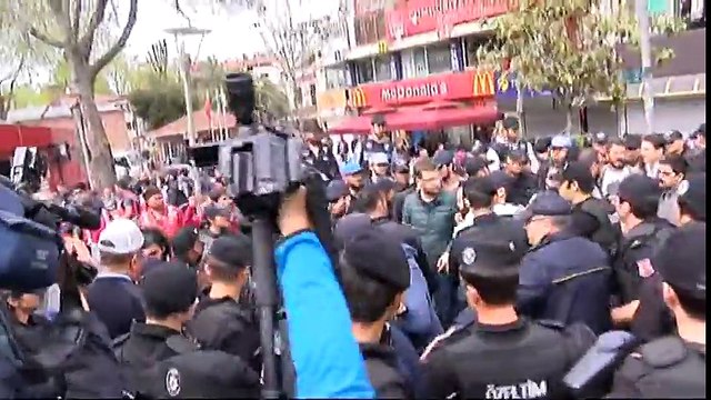 Oturma Eylemi Yapan Gruba Polis Müdahalesi