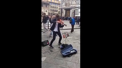 Ce violoniste de rue est tellement talentueux
