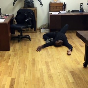 Ce gars a l'air possédé.. en fait il est juste très très souple!