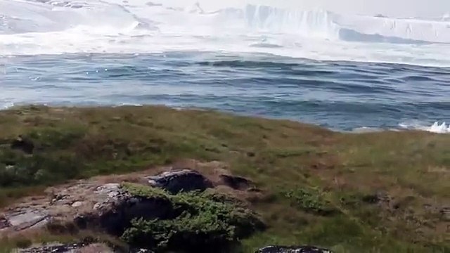 Cet iceberg se sépare en deux devant des touristes subjugués!