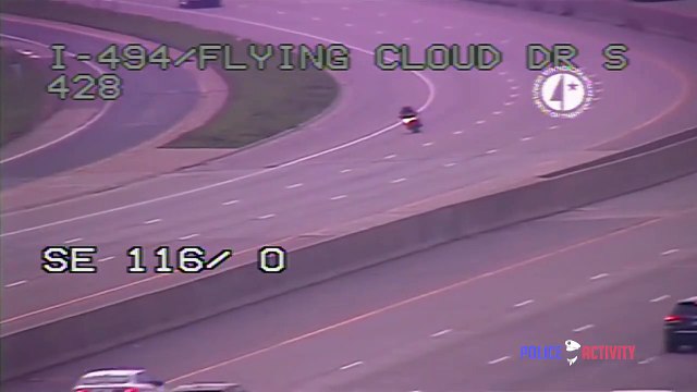 Ce motard qui fuit la police perd le contrôle de sa moto