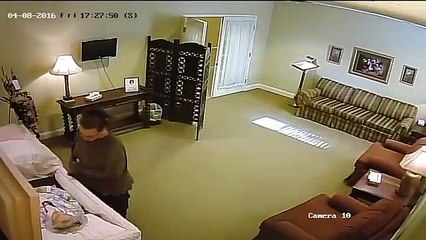 Ishte një varrim normal, deri kur kamerat kapën diçka të tmerrshme