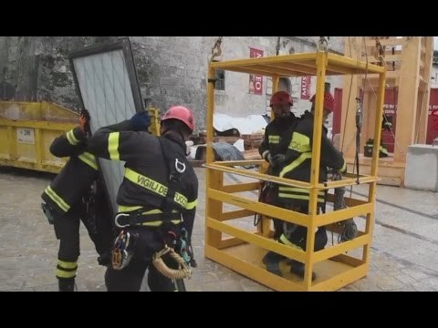 Norcia (PG) - Terremoto, smontaggio finestre chiesa S.Maria Argentea (29.04.17)