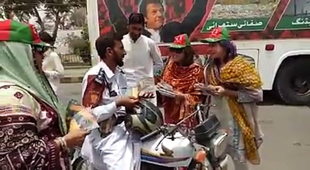 VP Sindh Haleem Adil sheikh Distributing  Huqooq-e-Karachi Pamphlets in Zainab Market