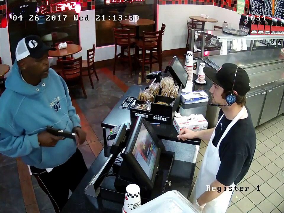 La réaction de cet homme face à un braqueur est parfaite