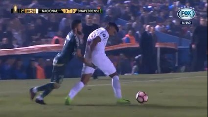 Un carton rouge pour une main aux fesses.