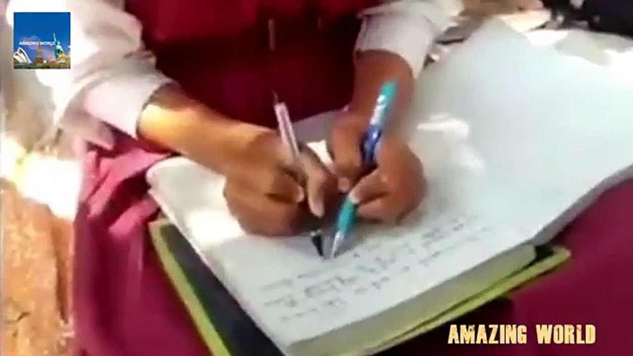 Tous les élèves de cette école sont ambidextres, ils écrivent même deux textes en même temps