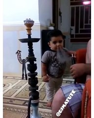 Niño todo un experto con la hookah y soltando humo por la nariz