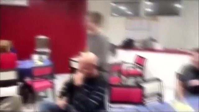 Erkek Arkadaşıyla Dans Eden Genç Kızın Eteği Düştü