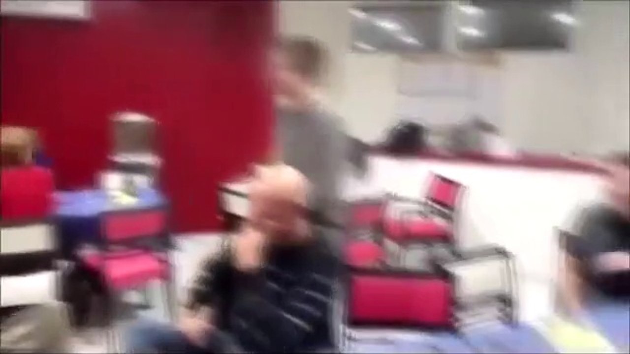 Erkek Arkadaşıyla Dans Eden Genç Kızın Eteği Düştü