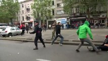 Un commissaire de police mit KO en pleine rue par un manifestant