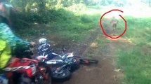 Des pilotes de motocross captent une mystérieuse créature sur vidéo, personne ne sait ce que c'est!