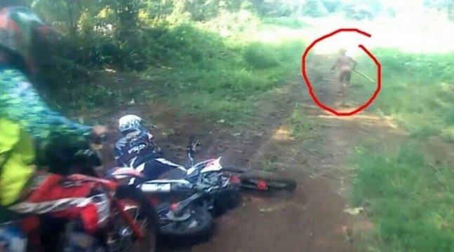 Des pilotes de motocross captent une mystérieuse créature sur vidéo, personne ne sait ce que c'est!