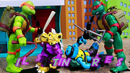 Teenage Mutant Ninja Turtles Spittin' Raphael Giant Robot Spills Oil on Triceraton and Slash Mutants-8eXUyji6u