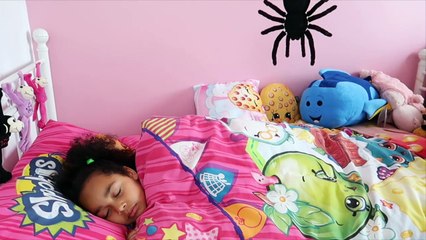 GIANT SPIDERS ATTACK GIRL COMPILATION MOVIE - Toys AndMe Skit-S