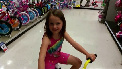 Spongebob vs Hello Kitty Bike Race at Toys R Us with Drifting-OTKNBGHm1