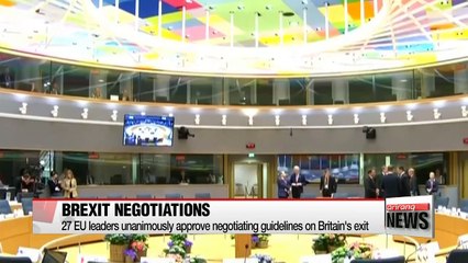 Скачать видео: EU unanimously approves Brexit guidelines