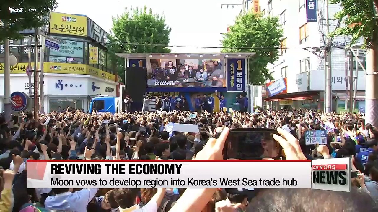 Moon Jae-in tours liberal stronghold of Jeolla-do to build on support