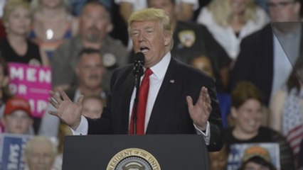 Trump subraya que ha cumplido "una promesa tras otra" y ataca a la prensa