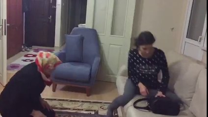 فتاة حاولت سرقة أمها وهي تصلي .. شاهد ما حدث لها