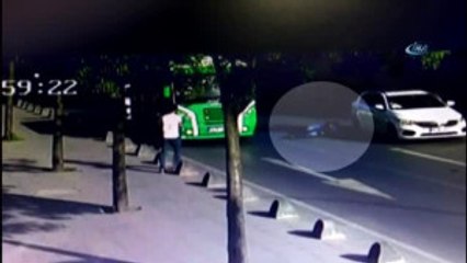 Karşıdan Karşıya Geçen Gence Otomobilin Çarpması Kamerada