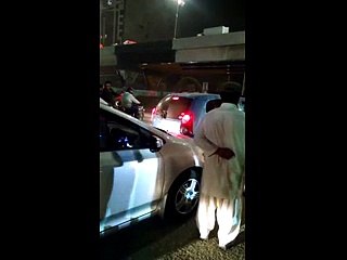 Larkion ki road par sahdeed larai hogai
