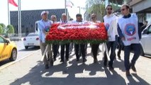 Taksim'de Birleşik Kamu-İş Üyeleri Cumhuriyet Anıtı'na Çelenk, Kazancı Yokuşu'na Karanfil Bıraktı